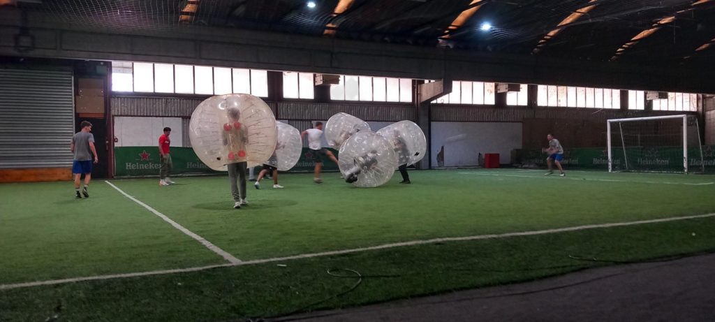 Učenici na bubble footballu