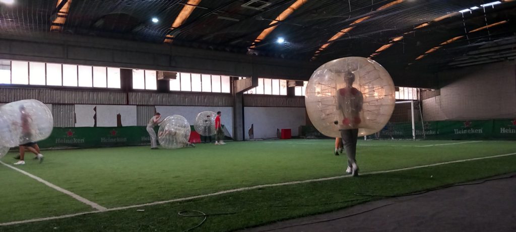 Učenici na bubble footballu