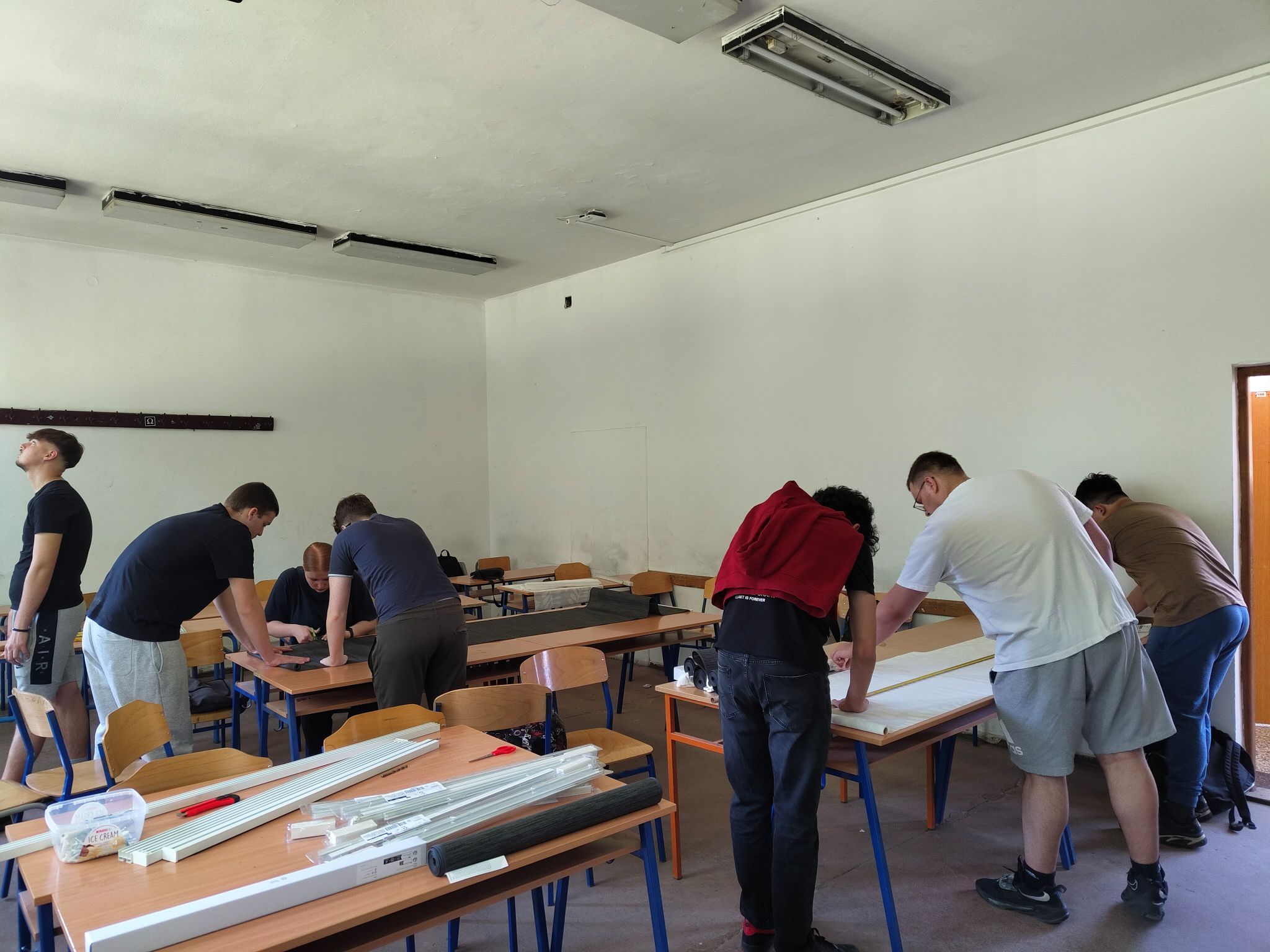 Šizovci postavili panel zavjese u učionicu